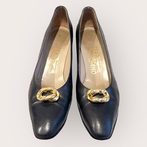 Vintage Ferragamo Dark Navy Blue Pumps Heels with Gold Knot Detail Size 7.5 AA